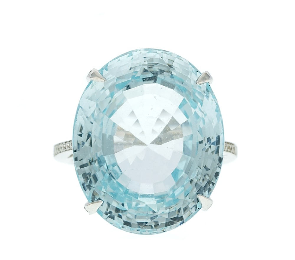 Ring  mit einem Aquamarin ca. 42 ct.